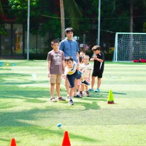 Các bé thực hành Golf dưới sự hướng dẫn của Coach