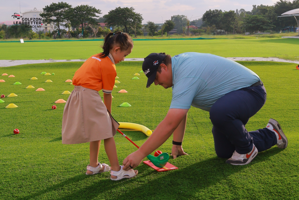 Bé học golf cùng Coach tại Golfzon Leadbetter Academy HCMC
